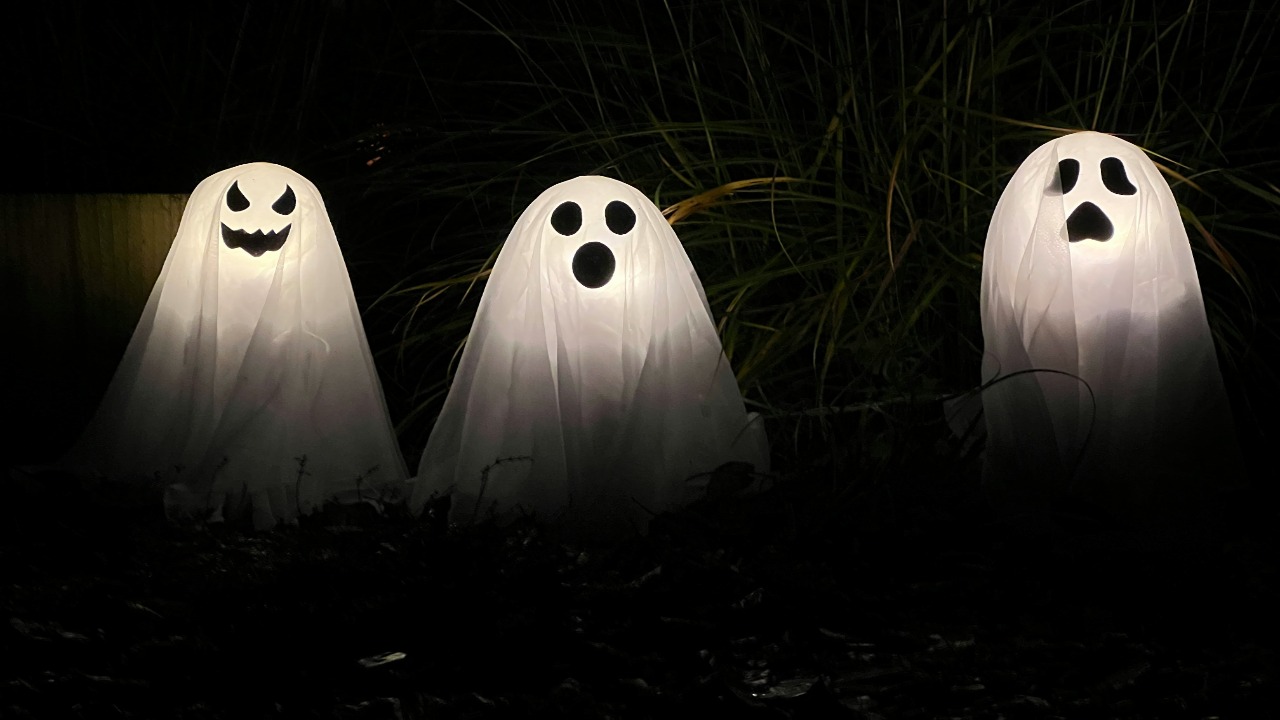 CompressJPEG.Online_img(1280×720) row of three ghosts against black background